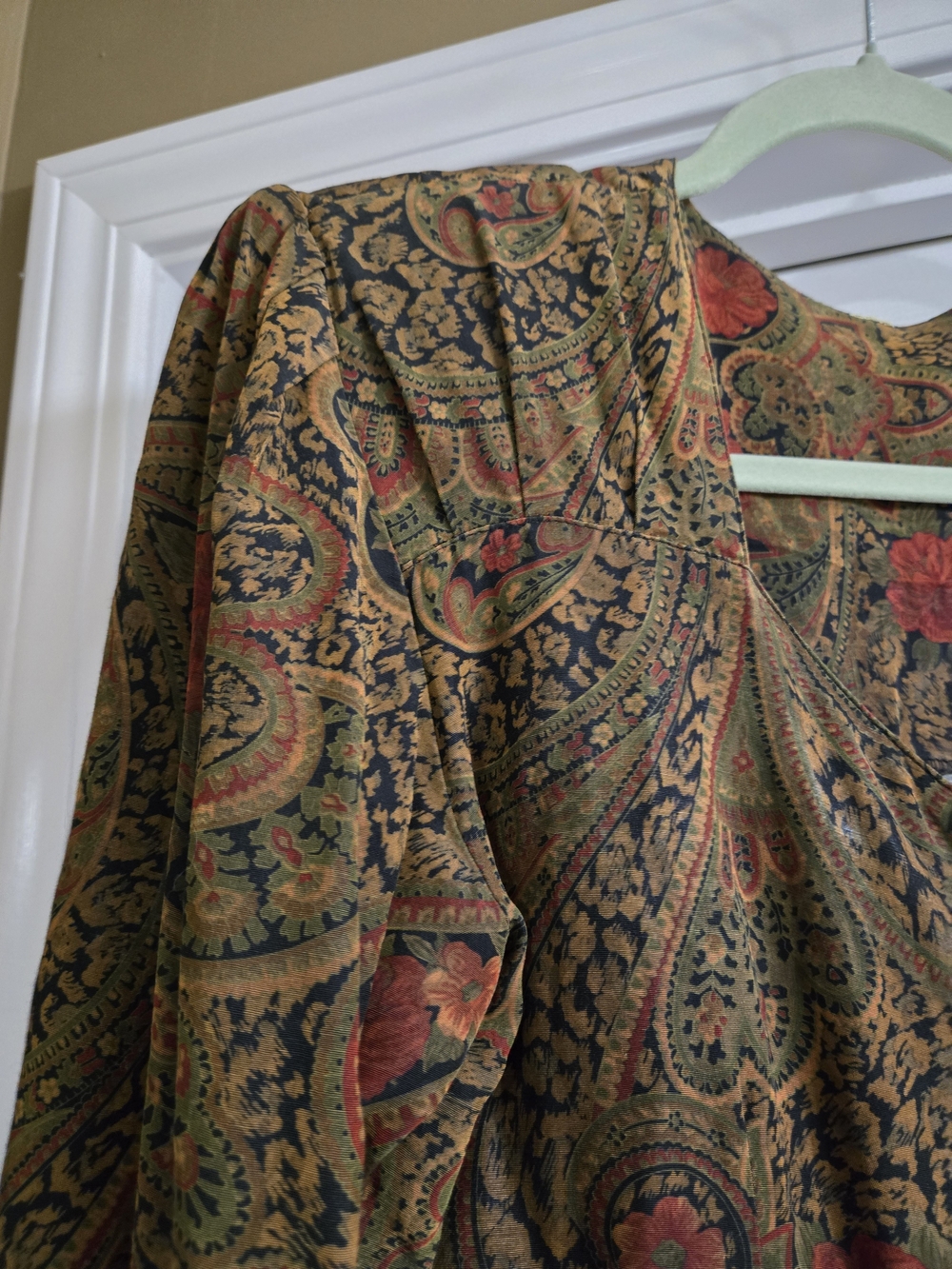 Beautiful Vintage Brown Paisley Dress w Red Floral Accents & Gold Heart Buttons - Picture 5 of 8